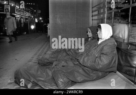 Dormir dans les rues Rough Sleeper, les adolescentes fugueuses sans abri dormant dur dans une porte de magasin dans le Strand, centre de Londres.They ont collecté du carton à utiliser pour dormir, pour un peu plus de chaleur. Londres, Angleterre des années 1990 1990 Royaume-Uni HOMER SYKES Banque D'Images