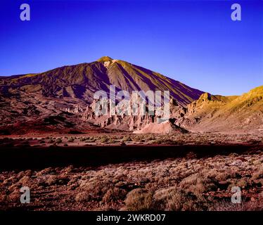 Rochers de la cathédrale sur le Llano de Ucanca pris dans la dernière lumière de la journée dans le parc national de Las Canadas del Teide, Tenerife, îles Canaries, Espagne Banque D'Images