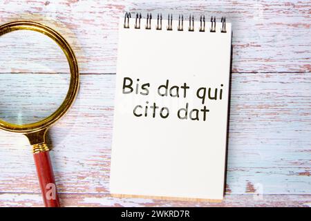 Bis dat qui cito dat il est traduit du latin comme celui qui donne deux fois est celui qui donne rapidement il est écrit sur la page du cahier Banque D'Images