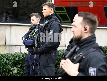 Wuppertal, Allemagne. 22 février 2024. La police est de service dans une école. Plusieurs élèves ont été blessés dans une école de Wuppertal. Un suspect a été arrêté, a déclaré un porte-parole de la police à Düsseldorf. La police était sur les lieux avec un grand nombre de policiers. Crédit : Roberto Pfeil/dpa/Alamy Live News Banque D'Images