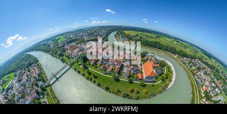 Vue aérienne des deux villes frontalières de Laufen et Oberndorf par la rivière Salzach Banque D'Images