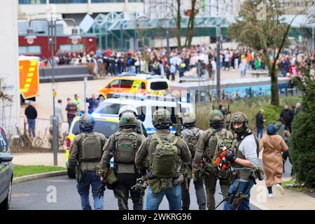 AMOKLAUF an Wuppertaler Gymnasium AMOKLAUF an Wuppertaler Gymnasium am Wilhelm-Dörpfeld-Gymnasium in Wuppertal lief am Mittwoch 22.02.24 ein 15 jähriger Schüler im Bereich der Oberstufe Amok. Nach ersten Erkenntnissen soll der Jugendliche mit einem Messer mindestens vier weitere Schüler verletzt haben. Der erste Notruf erreichte die Wuppertaler Polizei um 09:52 Uhr. Der Amokläufer wurde lebensgefährlich verletzt - unklar jedoch bislang, ob Seine Verletzungen BEI der Festnahme entstanden, oder er sich die Verletzungen selbst zugefügt Hat. Weit mehr als 100 betroffene Schüler wurden durch die po Banque D'Images