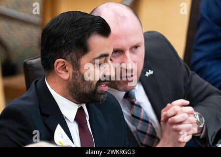 Le premier ministre écossais Humza Yousaf aux côtés du secrétaire à la santé et aux Affaires sociales Neil Gray (à droite) lors des questions du premier ministre (FMQ) au Parlement écossais à Holyrood, Édimbourg. Date de la photo : jeudi 22 février 2024. Banque D'Images