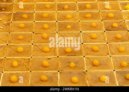 Dessert thaïlandais uniformément arrangé, Mo Kaeng, avec de petites sphères dorées à base de jaunes d’œufs et de sucre, serties sur une coupe carrée, représentant l’Ar traditionnel Banque D'Images