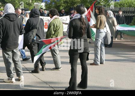 Beyrouth, Liban. 22 février 2024. Des dizaines de manifestent en faveur de la Palestine devant l'ambassade d'Égypte à Beyrouth, au Liban, le 22 février 2024. Les manifestants appellent l'Égypte à résister aux pressions d'Israël et à « ne pas être complice du nettoyage ethnique de la Palestine ». (Photo par Elisa Gestri/Sipa USA) crédit : Sipa USA/Alamy Live News Banque D'Images