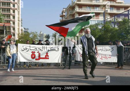 Beyrouth, Liban. 22 février 2024. Des dizaines de manifestent en faveur de la Palestine devant l'ambassade d'Égypte à Beyrouth, au Liban, le 22 février 2024. Les manifestants appellent l'Égypte à résister aux pressions d'Israël et à « ne pas être complice du nettoyage ethnique de la Palestine ». (Photo par Elisa Gestri/Sipa USA) crédit : Sipa USA/Alamy Live News Banque D'Images