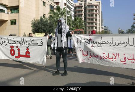 Beyrouth, Liban. 22 février 2024. Des dizaines de manifestent en faveur de la Palestine devant l'ambassade d'Égypte à Beyrouth, au Liban, le 22 février 2024. Les manifestants appellent l'Égypte à résister aux pressions d'Israël et à « ne pas être complice du nettoyage ethnique de la Palestine ». (Photo par Elisa Gestri/Sipa USA) crédit : Sipa USA/Alamy Live News Banque D'Images