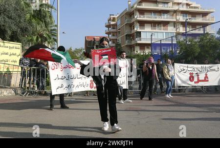 Beyrouth, Liban. 22 février 2024. Des dizaines de manifestent en faveur de la Palestine devant l'ambassade d'Égypte à Beyrouth, au Liban, le 22 février 2024. Les manifestants appellent l'Égypte à résister aux pressions d'Israël et à « ne pas être complice du nettoyage ethnique de la Palestine ». (Photo par Elisa Gestri/Sipa USA) crédit : Sipa USA/Alamy Live News Banque D'Images