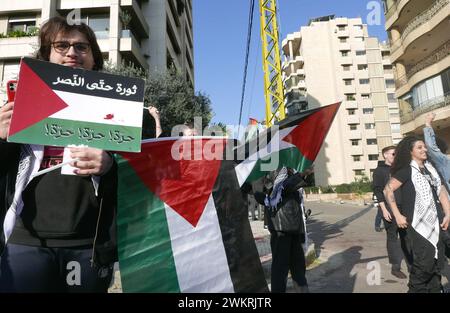 Beyrouth, Liban. 22 février 2024. Des dizaines de manifestent en faveur de la Palestine devant l'ambassade d'Égypte à Beyrouth, au Liban, le 22 février 2024. Les manifestants appellent l'Égypte à résister aux pressions d'Israël et à « ne pas être complice du nettoyage ethnique de la Palestine ». (Photo par Elisa Gestri/Sipa USA) crédit : Sipa USA/Alamy Live News Banque D'Images