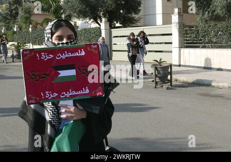 Beyrouth, Liban. 22 février 2024. Des dizaines de manifestent en faveur de la Palestine devant l'ambassade d'Égypte à Beyrouth, au Liban, le 22 février 2024. Les manifestants appellent l'Égypte à résister aux pressions d'Israël et à « ne pas être complice du nettoyage ethnique de la Palestine ». (Photo par Elisa Gestri/Sipa USA) crédit : Sipa USA/Alamy Live News Banque D'Images