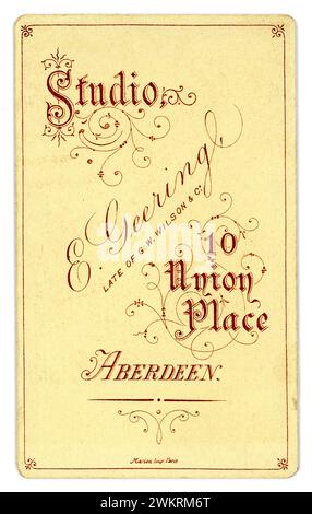 Original Victorian CDV Jessie open book, Studio de E. Geering, 10 Union place, fin de GW Wilson & Co Aberdeen, Écosse du début des années 1880 à environ 1889, la mode dit 1881 Banque D'Images