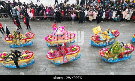 Pékin, Chine. 22 février 2024. Une photo de drone aérien prise le 22 février 2024 montre des gens dansant pour célébrer le prochain Festival des lanternes dans le comté de Hezheng, dans la province du Gansu, au nord-ouest de la Chine. Le Festival des lanternes tombe le 24 février cette année. Crédit : Shi Youdong/Xinhua/Alamy Live News Banque D'Images