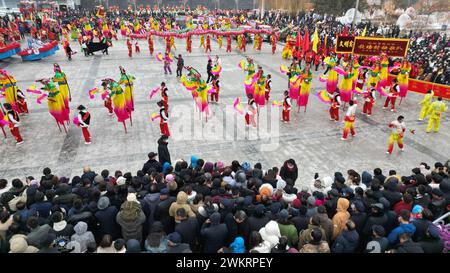 Pékin, Chine. 22 février 2024. Une photo de drone aérien prise le 22 février 2024 montre des gens dansant pour célébrer le prochain Festival des lanternes dans le comté de Hezheng, dans la province du Gansu, au nord-ouest de la Chine. Le Festival des lanternes tombe le 24 février cette année. Crédit : Shi Youdong/Xinhua/Alamy Live News Banque D'Images