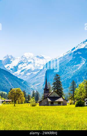 Eglise Marienkirche construite en 1927 avec les Alpes en arrière-plan, Kandersteg, Suisse Banque D'Images