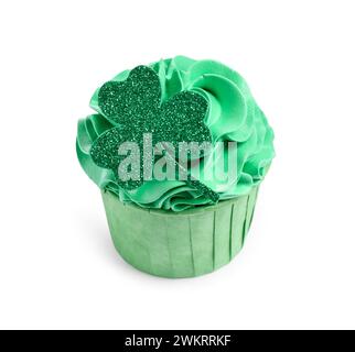 Prog Fête de Patrick. Savoureux cupcake avec topper de feuilles de trèfle vert et crème isolé sur blanc Banque D'Images