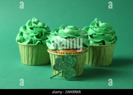 Prog Fête de Patrick. Cupcakes savoureux sur fond vert, gros plan Banque D'Images