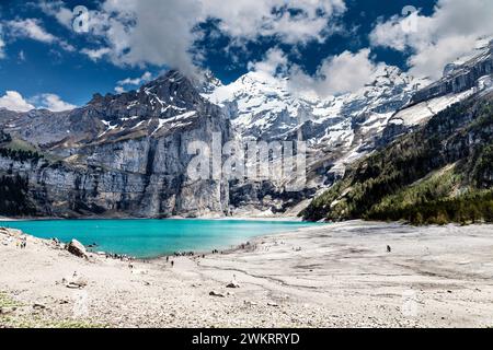 Vue panoramique sur le lac Oeschinen (Oeschinensee) et la montagne Blüemlisalp, Suisse Banque D'Images