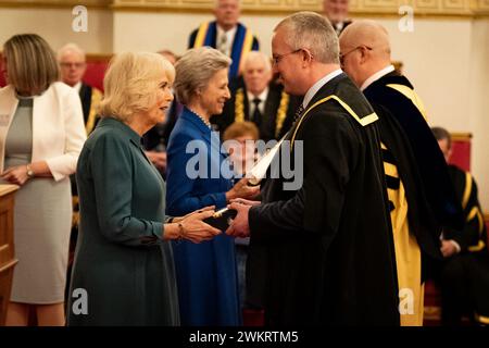 La reine Camilla remet le Prix de l'anniversaire de la reine à des représentants de l'Université Prifysgol Aberystwyth, lors d'un événement pour présenter les Prix de l'anniversaire de la reine pour l'enseignement supérieur et supérieur, au Palais de Buckingham à Londres. Date de la photo : jeudi 22 février 2024. Banque D'Images