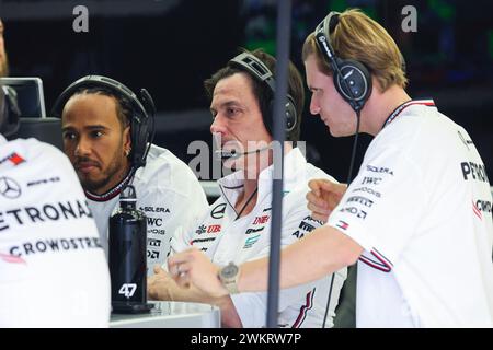 Sakhir, Bahreïn. 22 février 2024. HAMILTON Lewis (gbr), Mercedes AMG F1 Team W15, WOLFF Susie, Directeur général de la F1 Academy, SCHUMACHER Mick (ger), pilote de réserve de Mercedes AMG F1 Team, portrait lors des essais de pré-saison de formule 1 Aramco 2024 du Championnat du monde de formule 1 FIA 2024 du 21 au 23 février, 2024 sur le circuit international de Bahreïn, à Sakhir, Bahreïn - photo Antonin Vincent/DPPI essais de pré-saison F1 à Bahreïn sur le circuit international de Bahreïn le 22 février 2024 à Sakhir, Bahreïn. (Photo de HOCH Zwei) crédit : dpa/Alamy Live News Banque D'Images