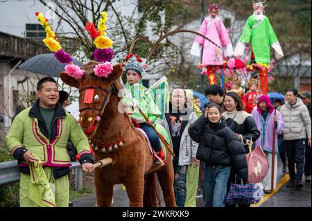 Pékin, province chinoise du Zhejiang. 22 février 2024. Les personnes prenant part à un défilé traditionnel pour célébrer le prochain Festival des lanternes dans le village de Yuyuan, comté de Wuyi de la ville de Jinhua, province du Zhejiang de l'est de la Chine, le 22 février 2024. Le Festival des lanternes tombe le 24 février cette année. Crédit : HU Xiaofei/Xinhua/Alamy Live News Banque D'Images