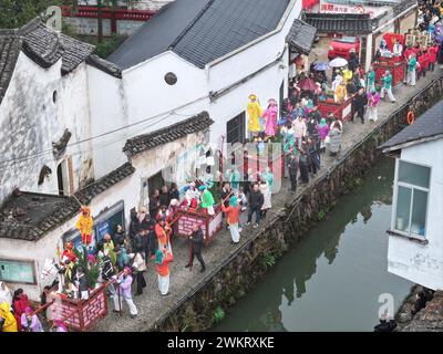 Pékin, Chine. 22 février 2024. Une photo aérienne prise le 22 février 2024 montre des personnes prenant part à un défilé traditionnel pour célébrer le prochain Festival des lanternes dans le village de Yuyuan, comté de Wuyi dans la ville de Jinhua, province du Zhejiang, dans l'est de la Chine. Le Festival des lanternes tombe le 24 février cette année. Crédit : Zhang Jiancheng/Xinhua/Alamy Live News Banque D'Images