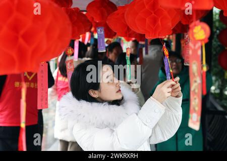 Pékin, province chinoise du Zhejiang. 22 février 2024. Les gens prennent part à un jeu d'énigmes pour célébrer le prochain Festival des lanternes dans le comté de Deqing dans la ville de Huzhou, dans la province du Zhejiang de l'est de la Chine, le 22 février 2024. Le Festival des lanternes tombe le 24 février cette année. Crédit : ni Lifang/Xinhua/Alamy Live News Banque D'Images