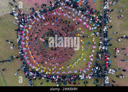 Pékin, Chine. 22 février 2024. Une photo aérienne prise le 22 février 2024 montre des gens regardant un spectacle pour célébrer le prochain Festival des lanternes dans le comté autonome de Rongshui Miao, dans la région autonome de Guangxi Zhuang au sud de la Chine. Le Festival des lanternes tombe le 24 février cette année. Crédit : long Tao/Xinhua/Alamy Live News Banque D'Images