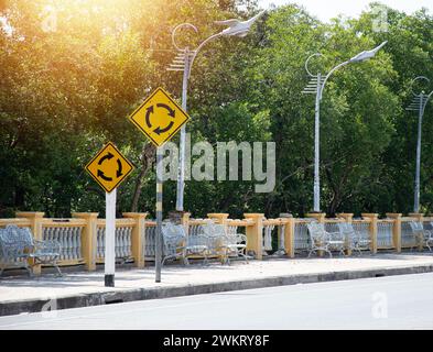 Panneau de signalisation indiquant un rond-point devant vous Banque D'Images