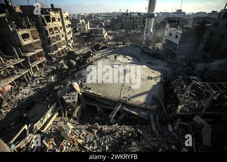 Rafah, Gaza. 21 février 2024. Une vue générale montre le bâtiment détruit et les décombres de la mosquée al-Faruq, suite à une frappe aérienne israélienne de nuit sur Rafah dans le Sud de la bande de Gaza, le jeudi 22 février 2024. Photo de Ismael Mohamad/UPI crédit : UPI/Alamy Live News Banque D'Images