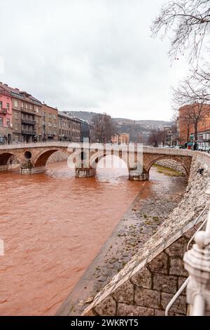 Sarajevo - Bosnie-Herzégovine - 11 février 2024 : le pont latin est un pont de l'époque ottomane sur la rivière Miljacka à Sarajevo, en Bosnie-Herzégovine. Banque D'Images