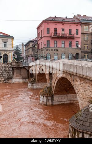 Sarajevo - Bosnie-Herzégovine - 11 février 2024 : le pont latin est un pont de l'époque ottomane sur la rivière Miljacka à Sarajevo, en Bosnie-Herzégovine. Banque D'Images