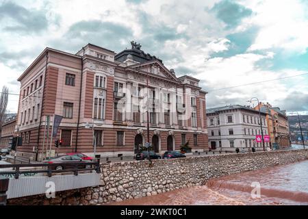 Sarajevo - Bosnie-Herzégovine - 11 février 2024 : vue extérieure du bâtiment Privredna Banka Sarajevo près de la rivière Miljacka à Sarajevo. Banque D'Images