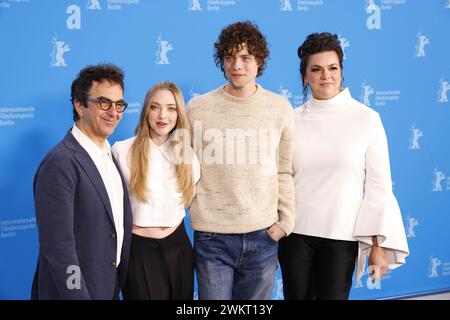 Regisseur Atom Egoyan, Amanda Seyfried, Douglas Smith und Ambur Braid beim „Seven Veils“ / „Sieber Schleier“ Photocall im Rahmen der 74. Berlinale Int Banque D'Images