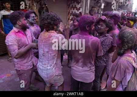 Chennai, Tamilnadu Inde - 08 mars 2023 : Holi rue colorée célébration par un grand nombre de personnes locales dans la rue Mint, Holi festival portrait ou Banque D'Images