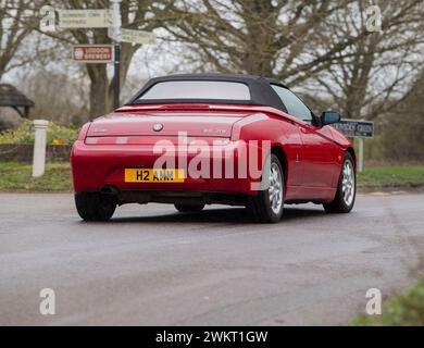 Voiture de sport décapotable Alfa Romeo Spider des années 1990/2000 conduisant au Royaume-Uni avec le toit levé Banque D'Images