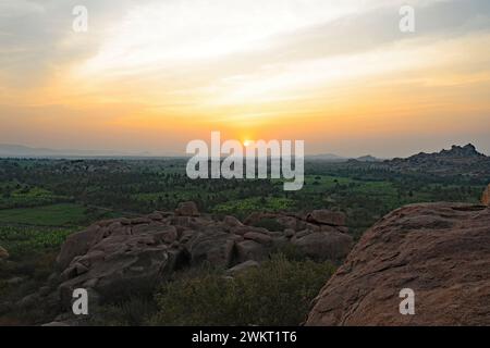 Coucher de soleil au temple Malyavanta Raghunatha, Hampi, Hosapete, Karnataka, Inde Banque D'Images