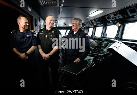 De gauche à droite, le commodore Simon Kelly de la Royal Navy, commandant adjoint de la force de frappe britannique, le contre-amiral David Patchell, le vice-commandant de la seconde flotte américaine et le contre-amiral Joaquin Ruiz Escagedo, commandant du Groupe maritime permanent de l'OTAN un sur le pont de l'ESPS Almirante Juan de Borbon qui est amarré au port de Southampton, et est le navire amiral du Groupe maritime permanent de l'OTAN un. Le SNMG1, composé de cinq navires de guerre de l'Alliance, tout en menant le premier exercice majeur en direct de l'exercice Steadfast Defender 24, a participé à des exercices d'artillerie, ainsi qu'à des simulations de défense aérienne, aux côtés d'un Spa Banque D'Images