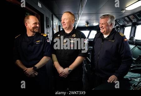 De gauche à droite, le commodore Simon Kelly de la Royal Navy, commandant adjoint de la force de frappe britannique, le contre-amiral David Patchell, le vice-commandant de la seconde flotte américaine et le contre-amiral Joaquin Ruiz Escagedo, commandant du Groupe maritime permanent de l'OTAN un sur le pont de l'ESPS Almirante Juan de Borbon qui est amarré au port de Southampton, et est le navire amiral du Groupe maritime permanent de l'OTAN un. Le SNMG1, composé de cinq navires de guerre de l'Alliance, tout en menant le premier exercice majeur en direct de l'exercice Steadfast Defender 24, a participé à des exercices d'artillerie, ainsi qu'à des simulations de défense aérienne, aux côtés d'un Spa Banque D'Images