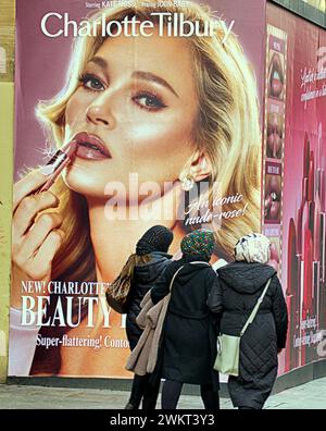 Glasgow, Écosse, Royaume-Uni. 22 février 2024. Météo Royaume-Uni : Kate Moss dans Charlotte Tilbury annonce Sunny sur Buchanan Street le style mile et la capitale du shopping de l'Écosse. Crédit Gerard Ferry/Alamy Live News Banque D'Images