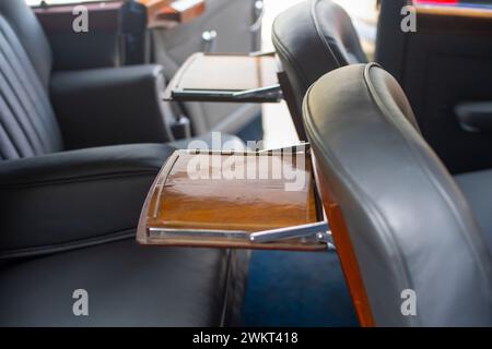 Tables de siège arrière dans la voiture de luxe britannique classique Bentley MkVI 1951 Banque D'Images