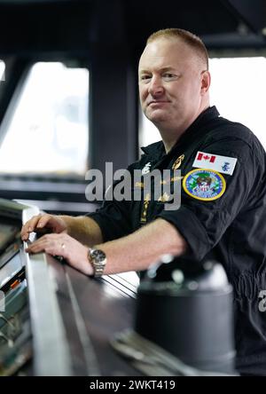 Le contre-amiral David Patchell, vice-commandant de la deuxième flotte américaine, sur le pont de l'ESPS Almirante Juan de Borbon qui est amarré au port de Southampton, et est le navire amiral du groupe maritime permanent 1 de l'OTAN. Le SNMG1, composé de cinq navires de guerre de l'Alliance, tout en menant le premier exercice majeur en direct de l'exercice Steadfast Defender 24, a pris part à des exercices d'artillerie, ainsi qu'à des simulations de défense aérienne, aux côtés d'un Task Group espagnol tout en naviguant de l'Écosse à Southampton. Date de la photo : jeudi 22 février 2024. Banque D'Images