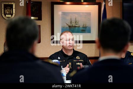 Le contre-amiral David Patchell, vice-commandant de la deuxième flotte américaine, s’adresse aux médias à bord de l’ESPS Almirante Juan de Borbon, amarré au port de Southampton, et qui est le navire amiral du groupe maritime permanent 1 de l’OTAN. Le SNMG1, composé de cinq navires de guerre de l'Alliance, tout en menant le premier exercice majeur en direct de l'exercice Steadfast Defender 24, a pris part à des exercices d'artillerie, ainsi qu'à des simulations de défense aérienne, aux côtés d'un Task Group espagnol tout en naviguant de l'Écosse à Southampton. Date de la photo : jeudi 22 février 2024. Banque D'Images