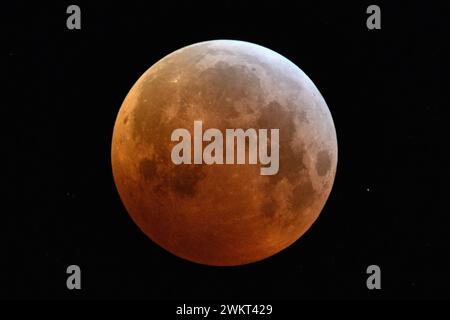 Blutmond Mondfinsternis , oranger Mond AM 21.01.2019, 04:10 Uhr, Eintritt des Supermondes in den Kernschatten der Erde, Nordrhein-Westfalen, Deutschland *** Eclipse de la super lune, éclipse lunaire, superlune rouge, lune de sang / Blutmond, pleine lune orange rouge avec étoiles scintillantes le 21 janvier 2019, Allemagne. Nordrhein-Westfalen Deutschland, Westeuropa Banque D'Images