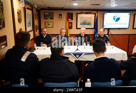 De gauche à droite, le capitaine Jesus Vinas Barciela, commandant du groupe opérationnel espagnol (à gauche), le contre-amiral Joaquin Ruiz Escagedo, commandant du groupe maritime permanent 1 de l'OTAN, le contre-amiral David Patchell, vice-commandant de la seconde flotte américaine et le commodore Simon Kelly de la Royal Navy, le commandant adjoint de la Force de frappe britannique s'adresse aux médias à bord de l'ESPS Almirante Juan de Borbon, qui est amarré au port de Southampton et est le navire amiral du Groupe maritime permanent 1 de l'OTAN. Le SNMG1, composé de cinq navires de guerre de l'Alliance, a mené le premier exercice majeur en direct de l'exercice Steadfas Banque D'Images