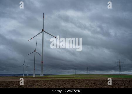 Windräder gegen einen bewölkten Himmel 22.02.24, Limburg : Symbolfoto, Illustrationsbild, Symbolbild, Illustrationsfoto Windräder gegen einen bewölkten Himmel Das Bild zeigt eine Gruppe von Windrädern, die auf einem offenen Feld stehen, mit einem stark bedeckten und bewölkten Himmel im Hintergrund. Diese Szenerie vermittelt die Kraft und Eleganz der Windenergie als erneuerbare Energiequelle, während die Windräder harmonisch in die natürliche Landschaft eingebettet sind. Die düstere Wolkendecke betont die Beständigkeit und Wichtigkeit erneuerbarer Energien in wechselnden Wetterbedingungen. Limbu Banque D'Images