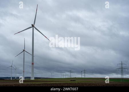 Windräder gegen einen bewölkten Himmel 22.02.24, Limburg : Symbolfoto, Illustrationsbild, Symbolbild, Illustrationsfoto Windräder gegen einen bewölkten Himmel Das Bild zeigt eine Gruppe von Windrädern, die auf einem offenen Feld stehen, mit einem stark bedeckten und bewölkten Himmel im Hintergrund. Diese Szenerie vermittelt die Kraft und Eleganz der Windenergie als erneuerbare Energiequelle, während die Windräder harmonisch in die natürliche Landschaft eingebettet sind. Die düstere Wolkendecke betont die Beständigkeit und Wichtigkeit erneuerbarer Energien in wechselnden Wetterbedingungen. Limbu Banque D'Images