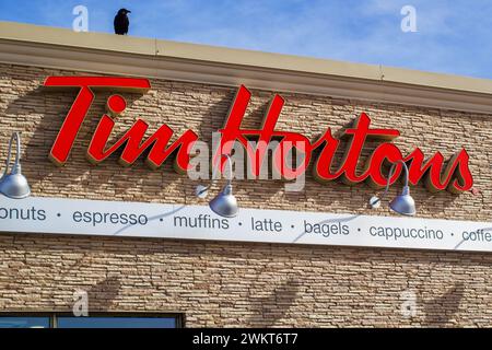 Halifax, Canada - 21 février 2024 : restaurant Tim Hortons. Tim Hortons Inc. est la plus importante chaîne de cafés et de restaurants à service rapide au Canada. Banque D'Images