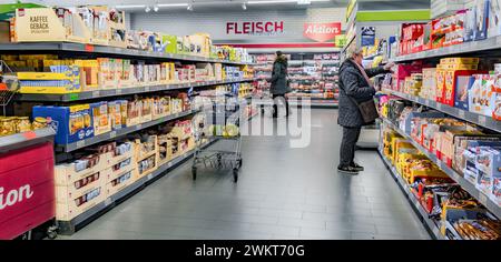 Hambourg, Allemagne. 22 février 2024. Clients debout dans un supermarché à rabais ALDI. Crédit : Markus Scholz/dpa/Alamy Live News Banque D'Images