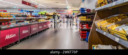 Hambourg, Allemagne. 22 février 2024. Clients debout dans un supermarché à rabais ALDI. Crédit : Markus Scholz/dpa/Alamy Live News Banque D'Images