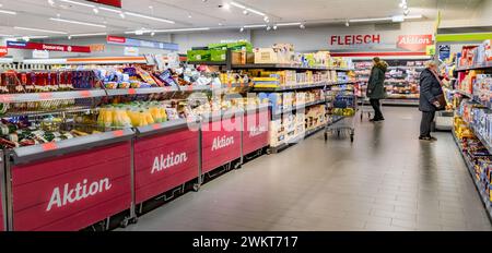 Hambourg, Allemagne. 22 février 2024. Clients debout dans un supermarché à rabais ALDI. Crédit : Markus Scholz/dpa/Alamy Live News Banque D'Images